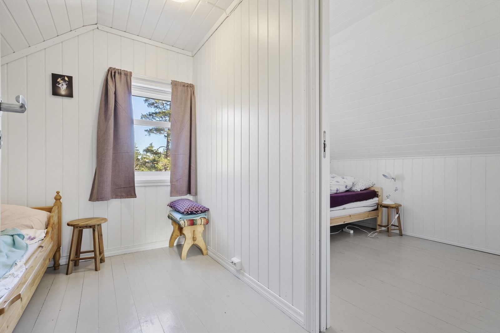 Det tidligere hovedsoverommet er delt inn i to soverom med skyvedør mellom Galleribilde