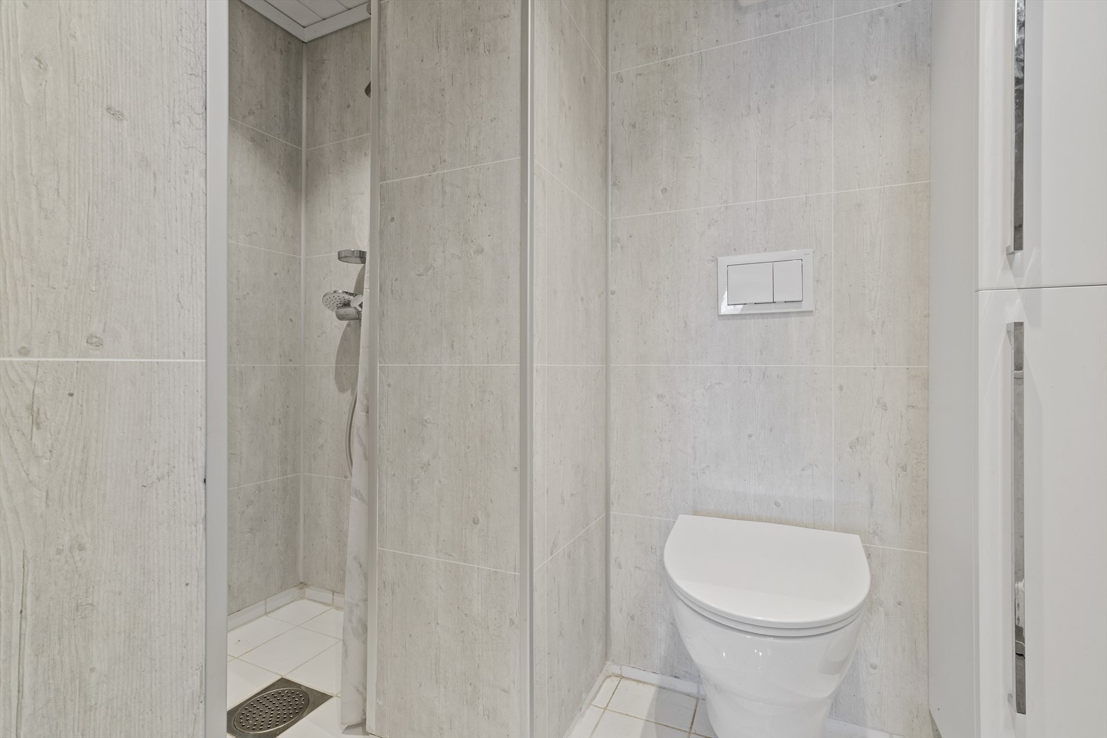 Plassbygget dusjnisje og vegghengt toalett Galleribilde