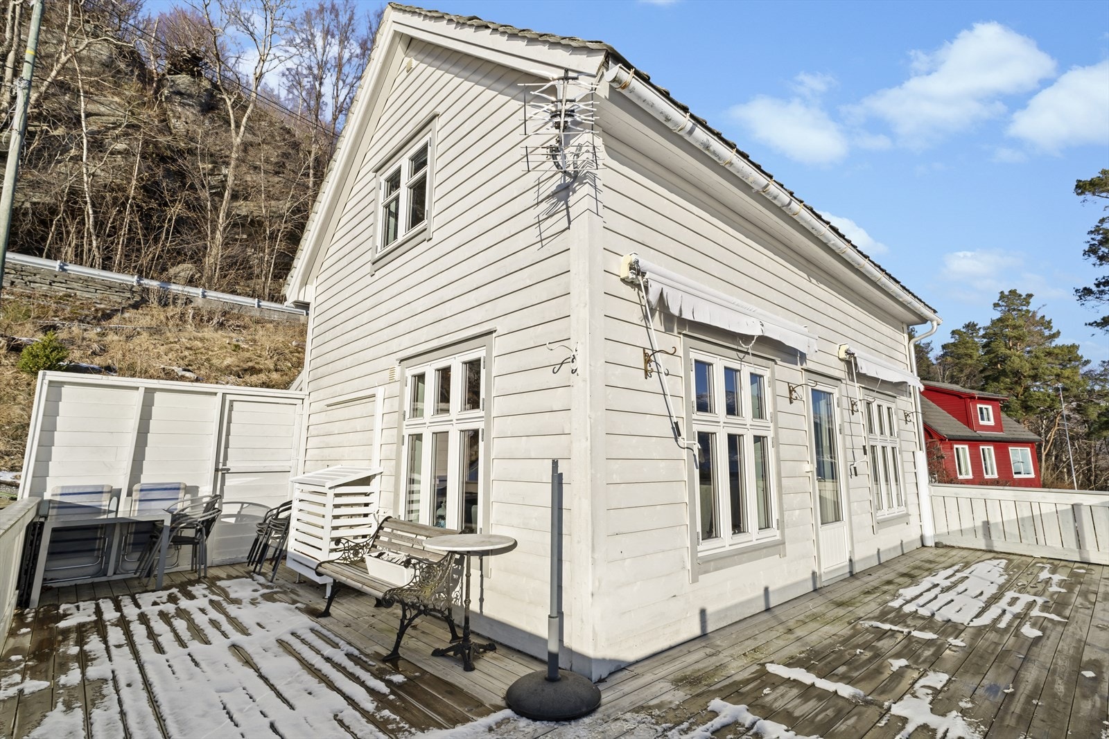 Terrassen følger hele sør- og vestsiden av boligen slik at man får med seg hele solgangen Galleribilde