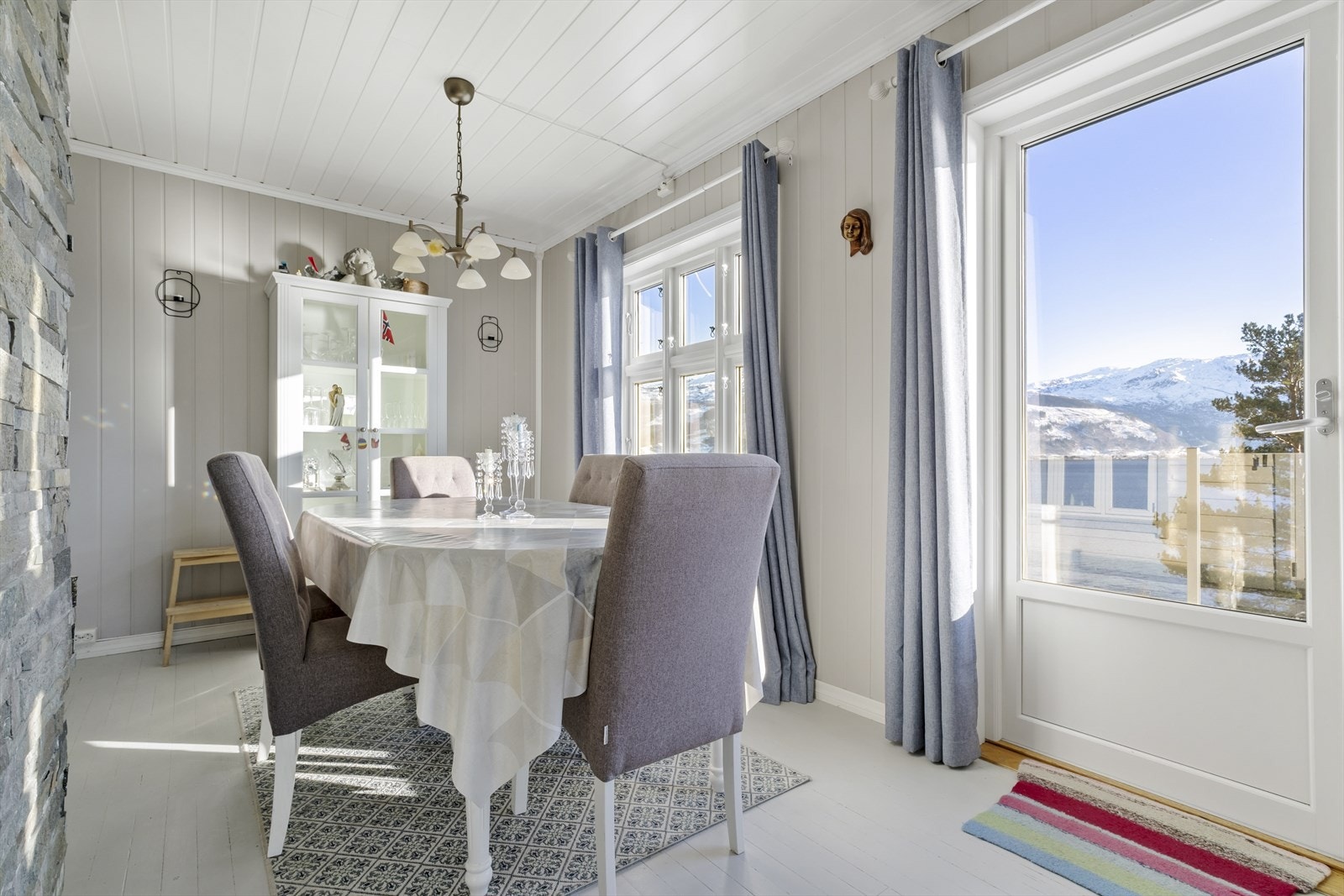 Utenfor stuen er det en stor altan på 40 m² med praktfull sjøutsikt! Galleribilde