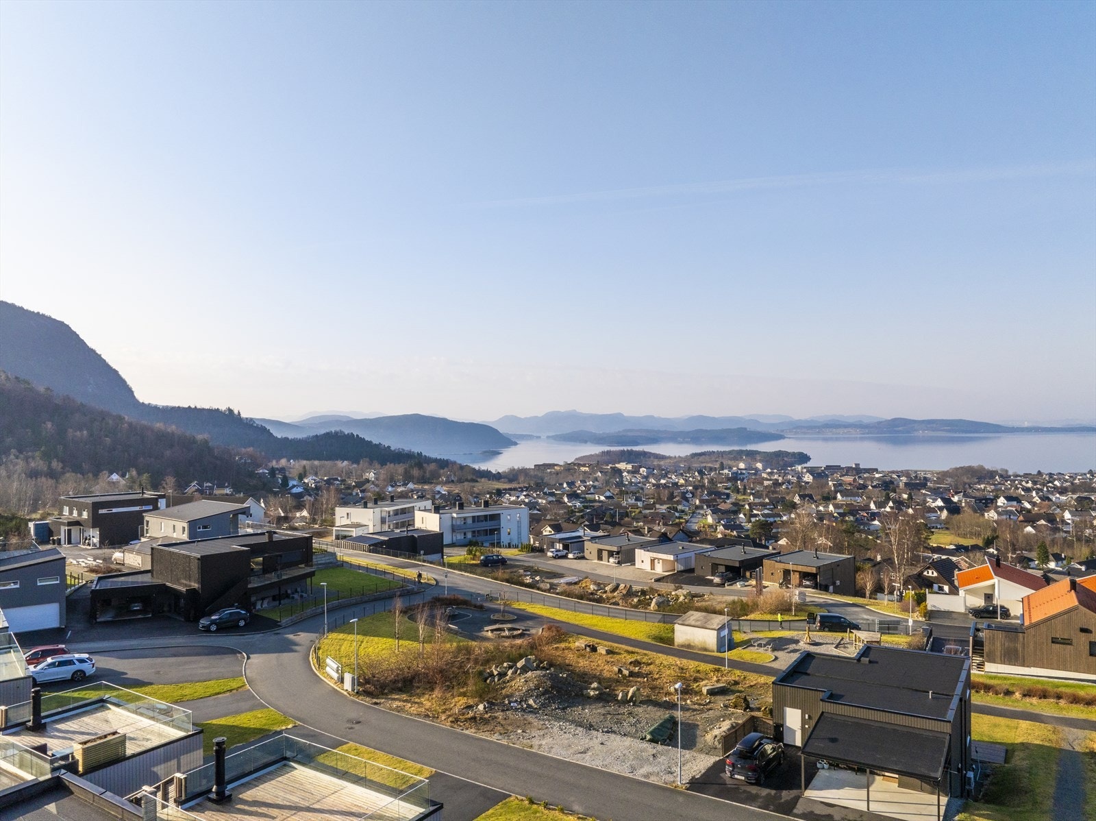 Skarbekken er et meget barnevennlig og rolig boligområde med flere kjekke lekeplasser og barnehage få skritt unna. Galleribilde