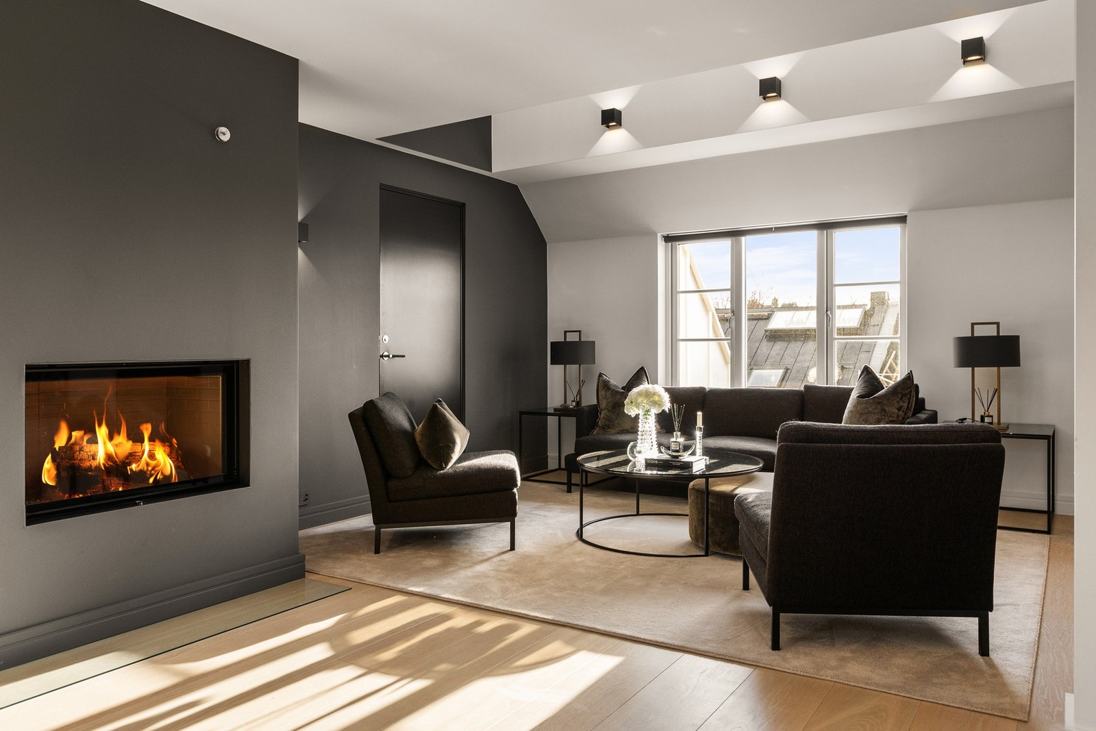 Lys og luftig stue med en smart planløsning som legger til rette for en sosial og innbydende atmosfære. Galleribilde