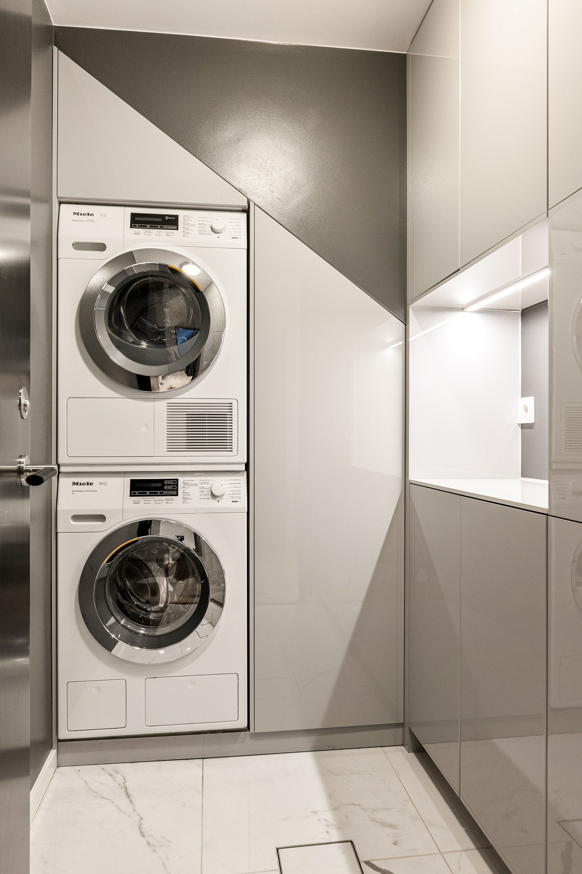 6. etasje inneholder også vaskerom, komplett med flislagt gulv og behagelig gulvvarme. Galleribilde