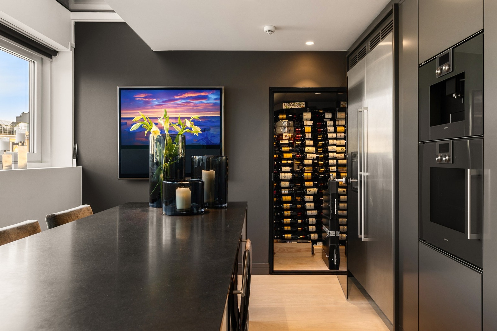 Fra kjøkkenet har man inngang til innebod. Galleribilde