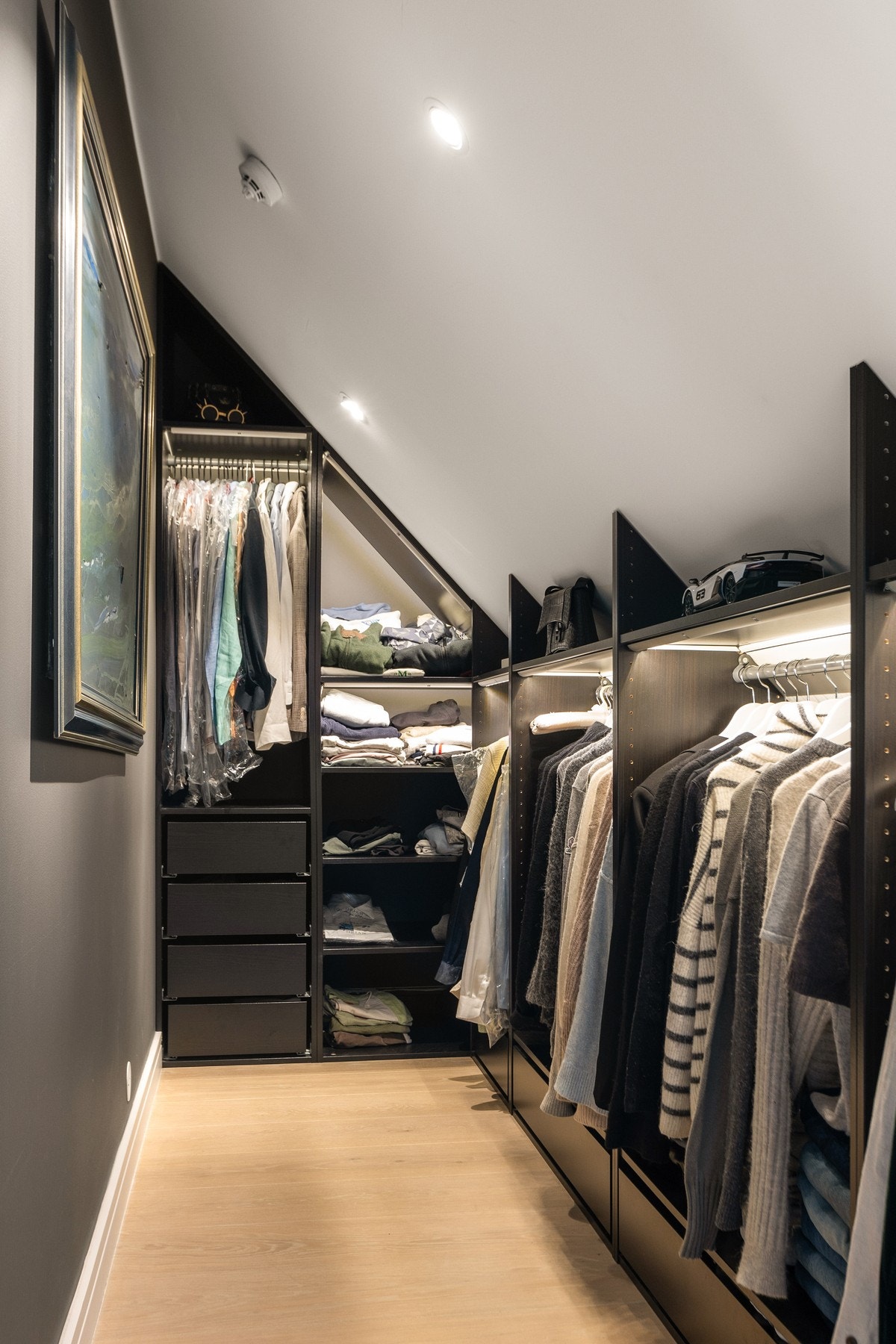 Rommet er utstyrt med gjennomtenkte garderobeløsninger som tilbyr rikelig med oppbevaringsplass. Galleribilde