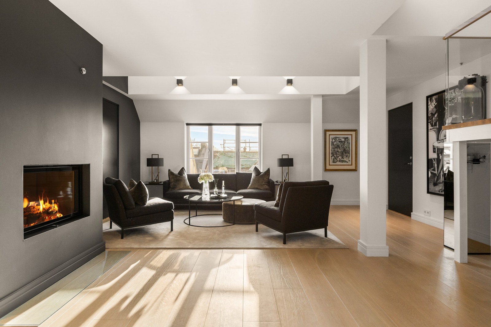 Elegant en-stavs parkett pryder gulvet, mens innfelte downlights i himlingen skaper en sofistikert og stemningsfull belysning. Galleribilde