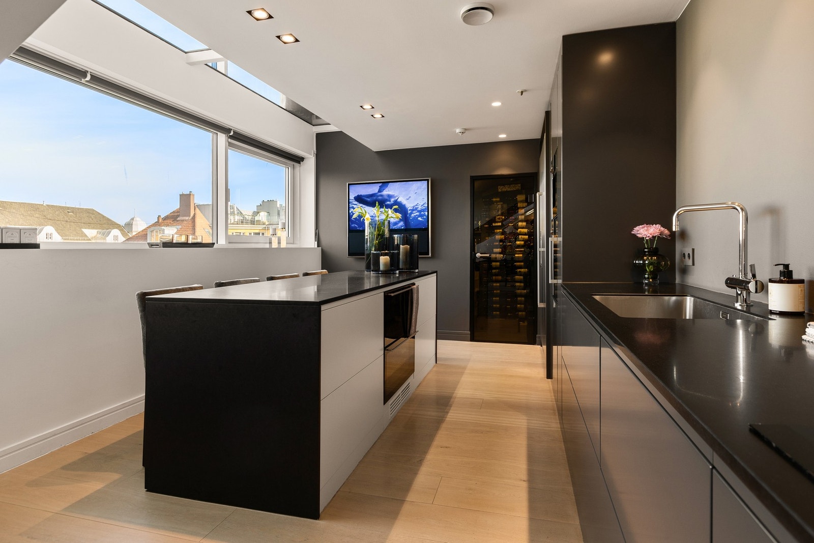 Spektakulær toppleilighet som kombinerer luksus, funksjonalitet og moderne design på en imponerende måte. Galleribilde