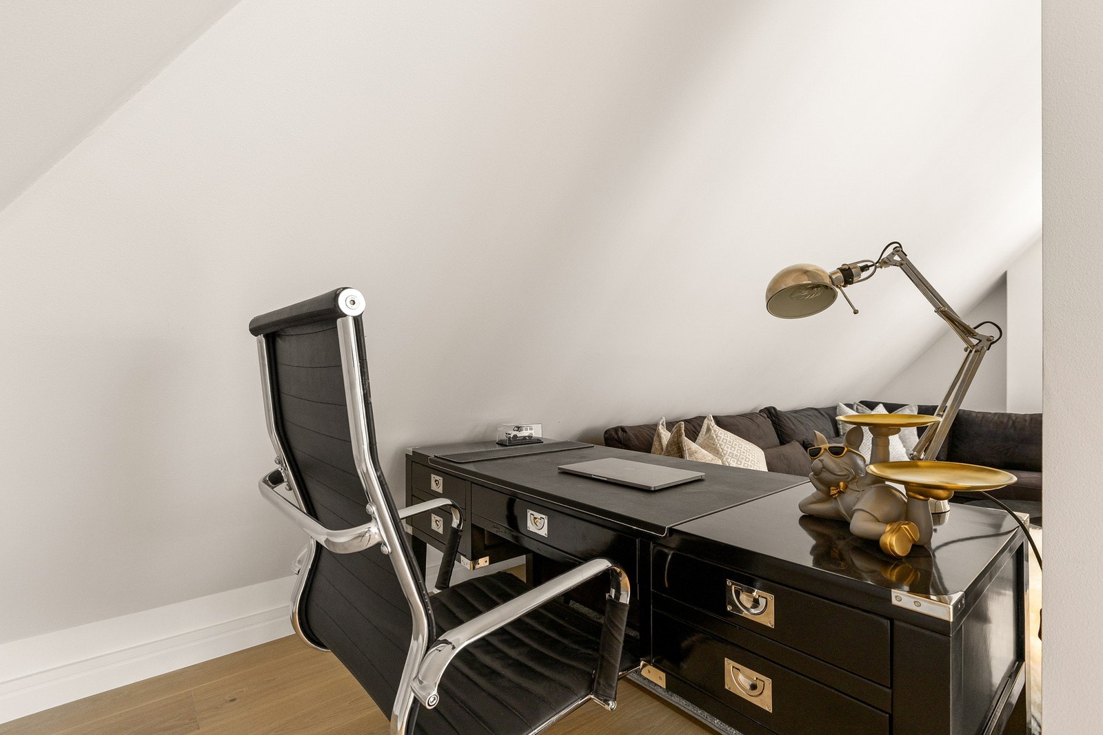 Stilfull parkett pryder gulvet, og rommet er innredet med et funksjonelt kontorområde. Galleribilde