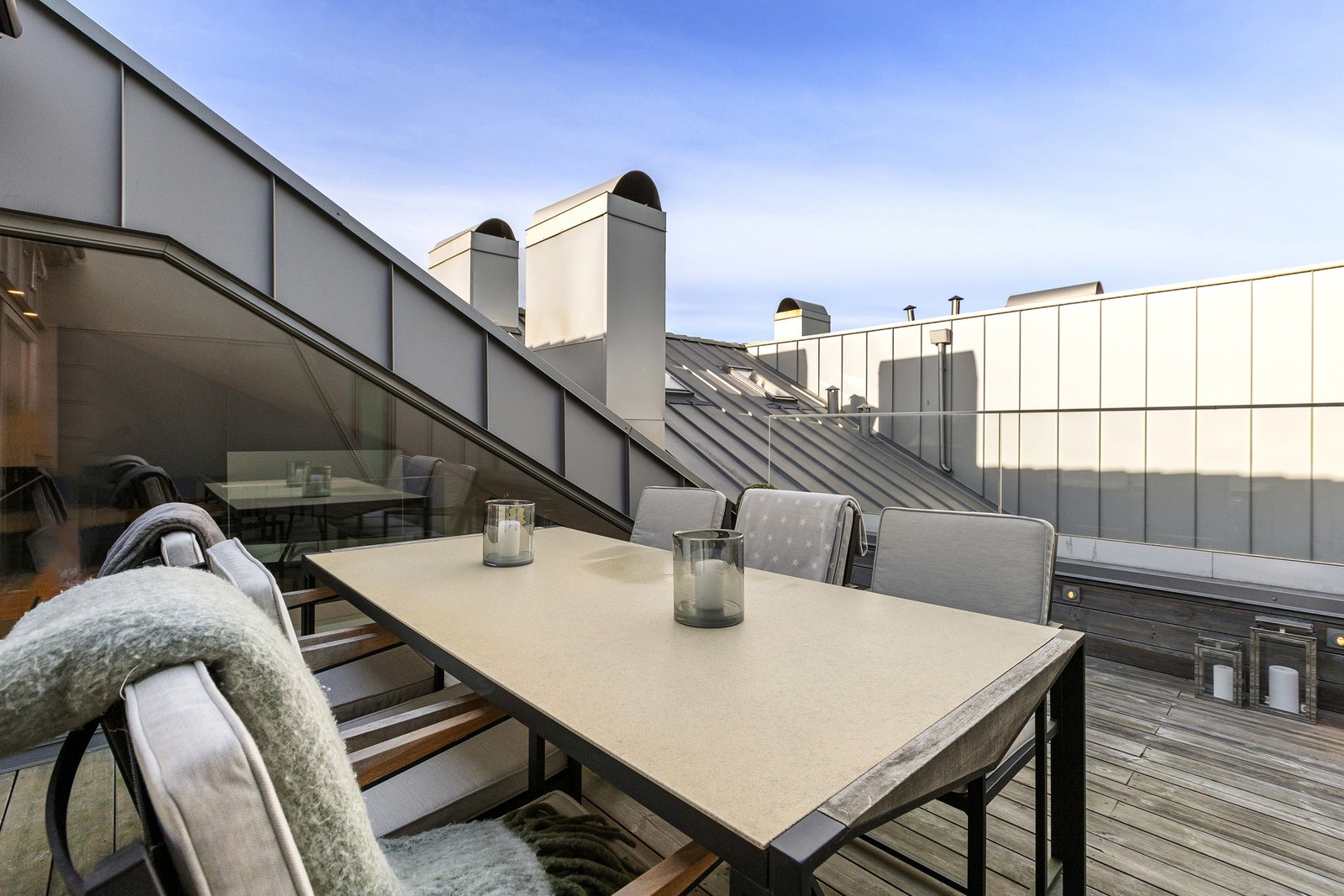 Gulvet er belagt med terrassebord, og den er utstyrt med utebelysning, stikkontakt og en praktisk markise for ekstra komfort. Galleribilde