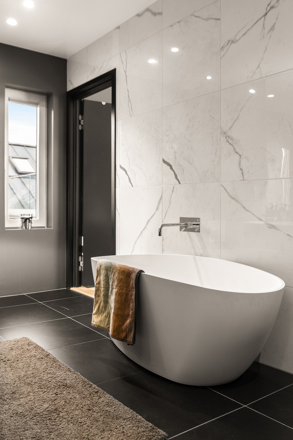 Badekar med vegghengt armatur. Galleribilde