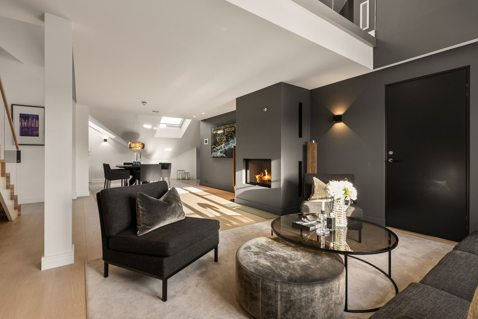 Stuen har en elegant peis som skaper både varme og en atmosfære av lun eksklusivitet. Galleribilde