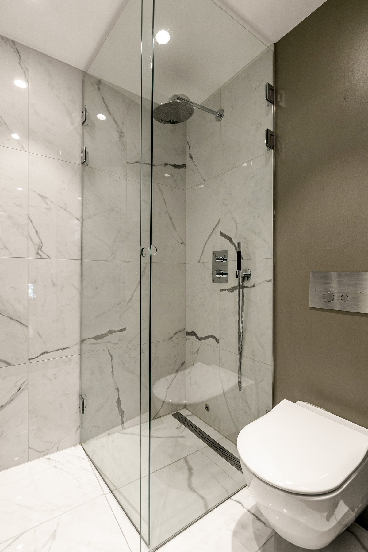 Dusjsonen har innfellbare glassdører, dusjarmatur med hånddusj og regndusj. Galleribilde