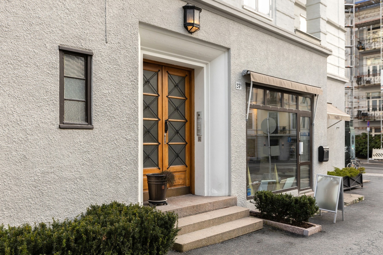 Stilfull inngang - førsteinntrykket setter tonen for en eksklusiv boligopplevelse. Galleribilde