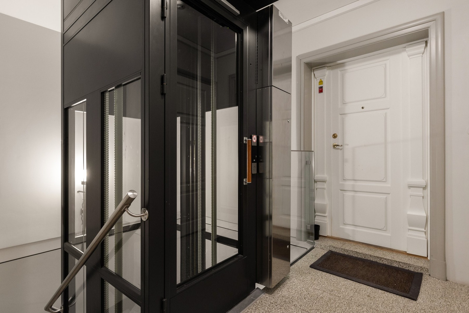 Aksjeleiligheten har trinnfri adkomst via en elegant, innglasset heis, som sikrer både komfort og tilgjengelighet. Galleribilde