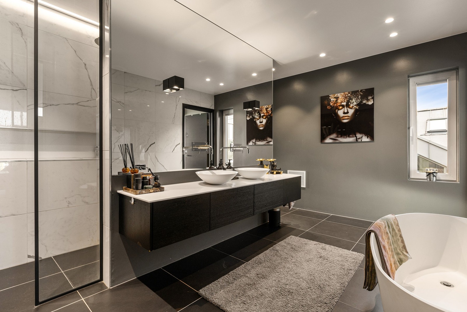 Badet er utstyrt med to ovenpåliggende servanter. Galleribilde