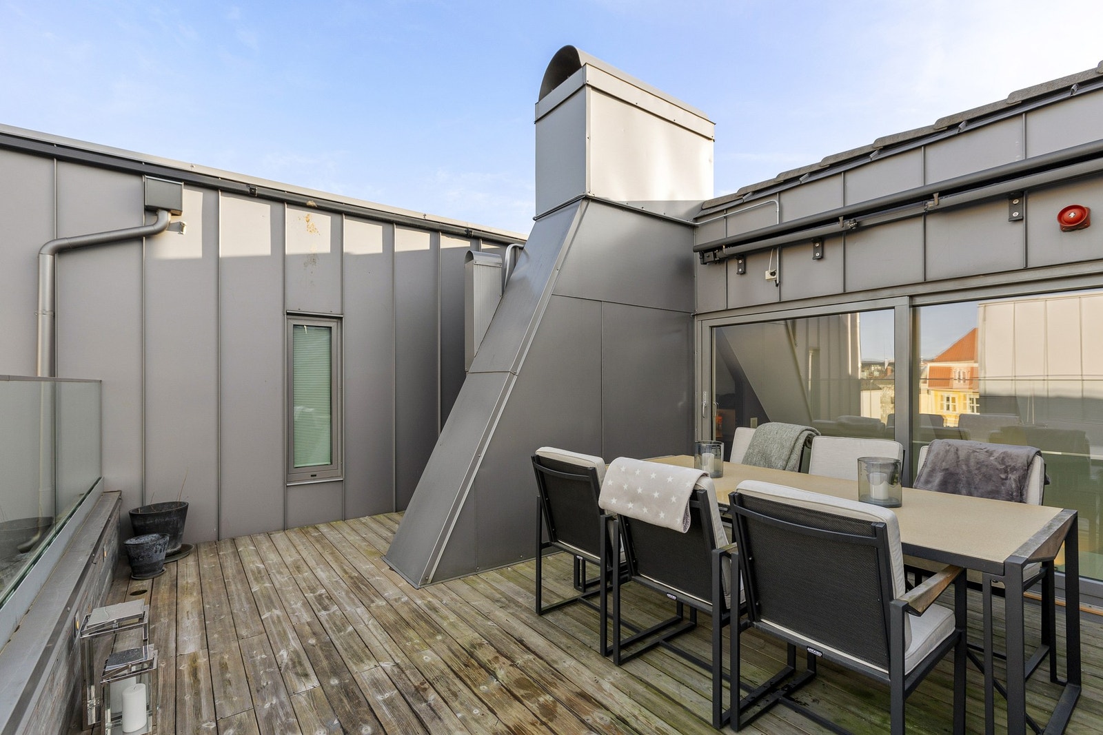Takterrassen strekker seg over hele 20 kvm og tilbyr rikelig plass til ønsket møblering og atmosfærisk uteområde. Galleribilde