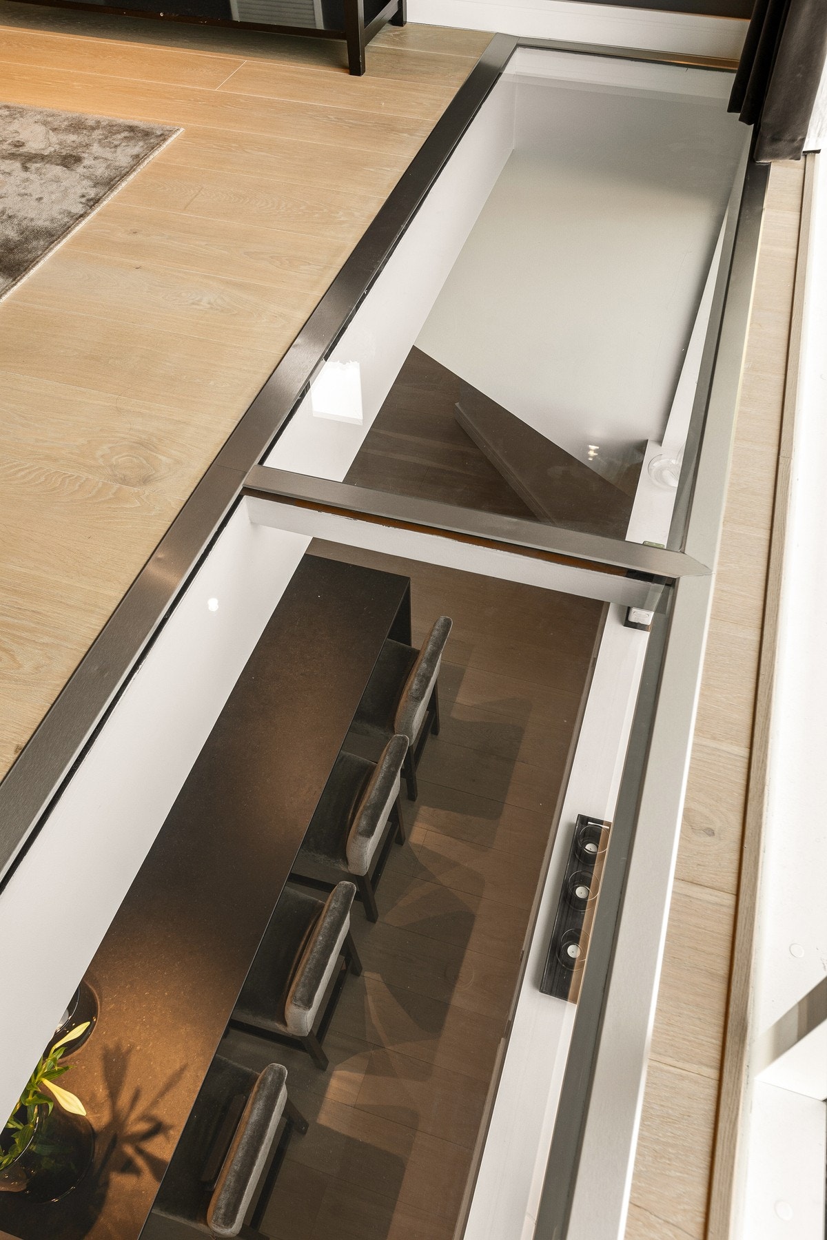 Unikt innsyn ned til kjøkkenøya, som skaper en åpen og luftig romfølelse Galleribilde