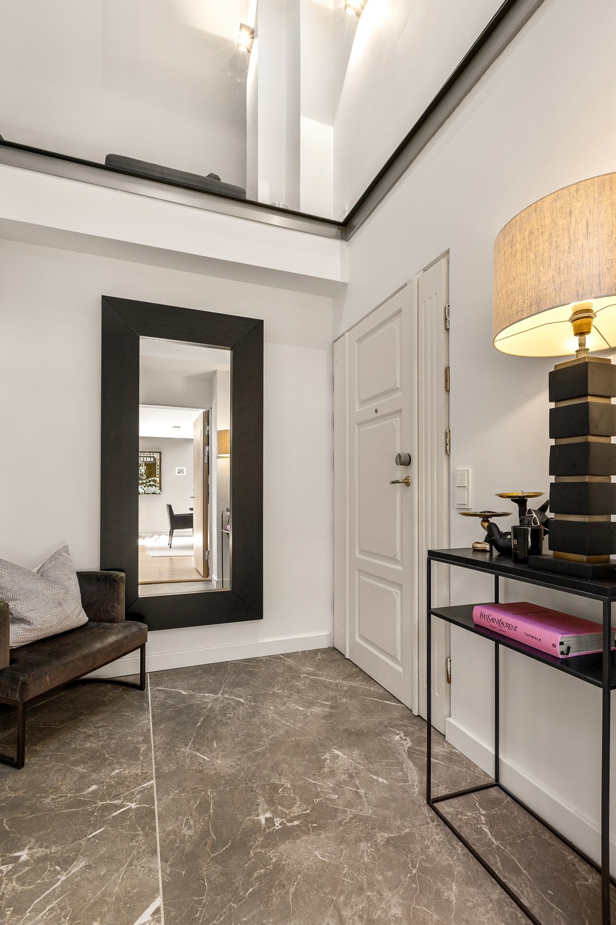 Leiligheten har en innbydende entré i 6. etasje, med romslig plass til både oppbevaring og stilfull møblering. Galleribilde