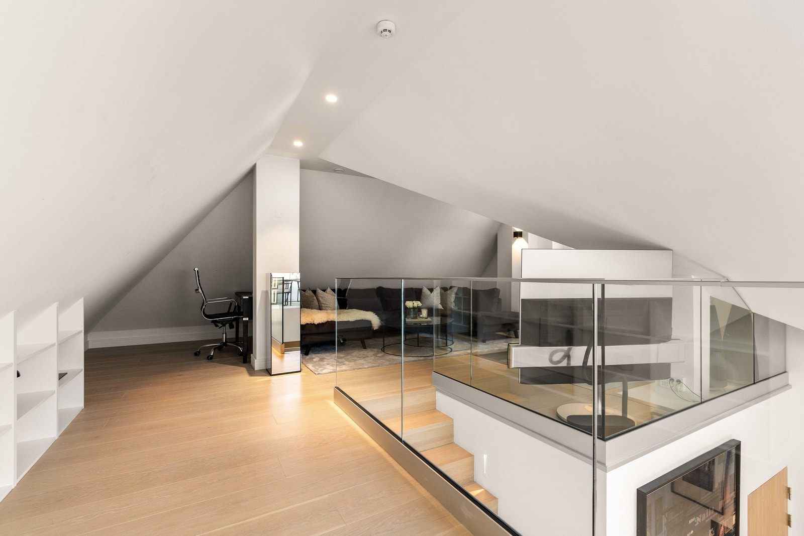 Plan- og bygningsetaten har godkjent søknad om bruksendring av hems til stue. Se mer informasjon i salgsoppgaven. Galleribilde