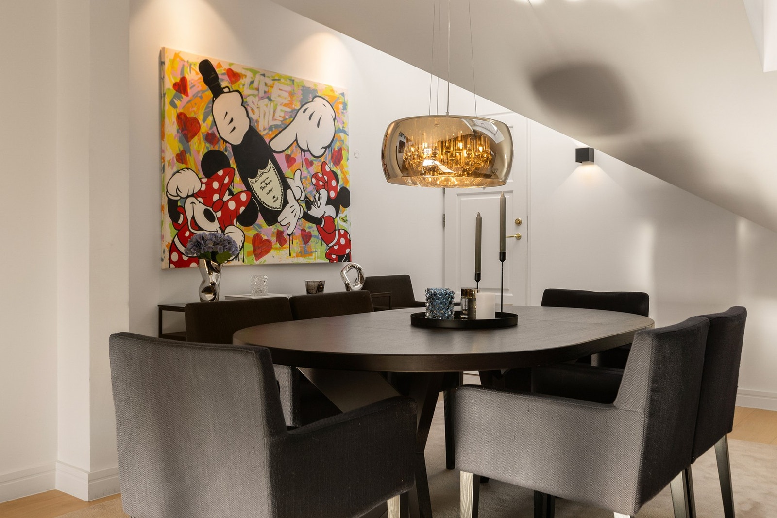 Det er også plass til et stilfullt spisebord, perfekt for hyggelige måltider og sosiale sammenkomster. Galleribilde