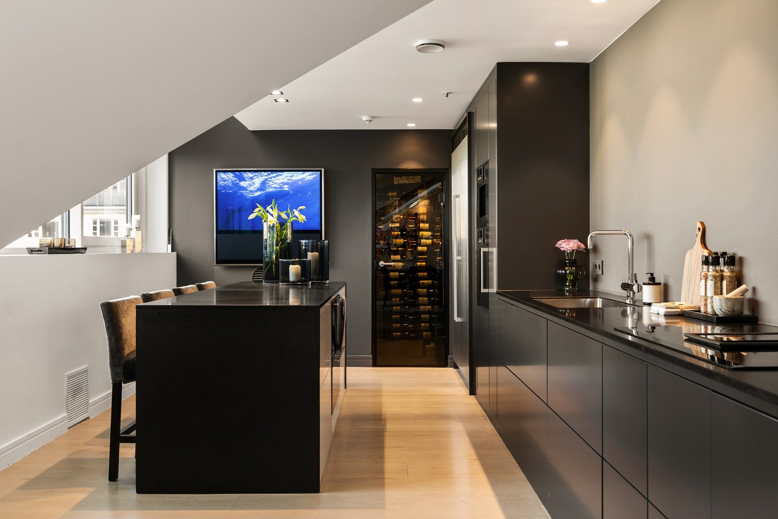 Store vindusflater sørger for et fantastisk lysinnslipp. Galleribilde