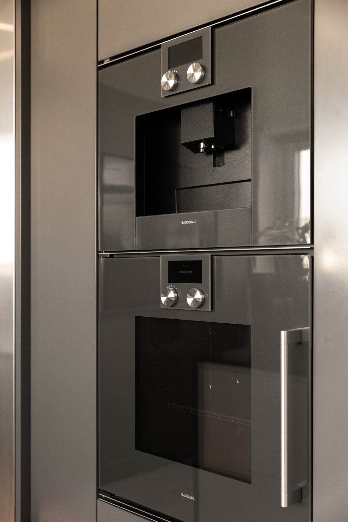 Integrerte hvitevarer inkluderer kombiskap med isbitmaskin, oppvaskmaskin, kaffemaskin, vinskap, stekeovn og induksjonstopp med kullfilterventilator. Galleribilde