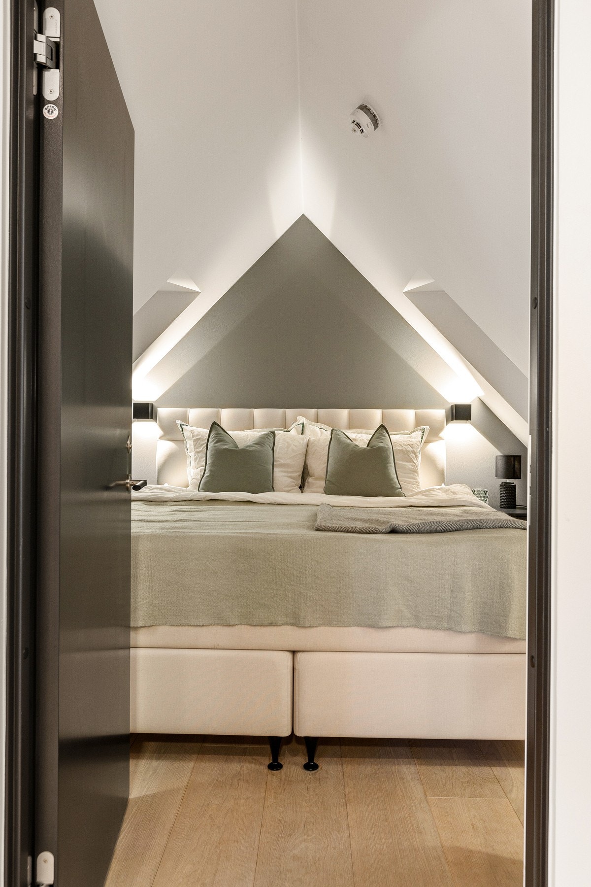 Videre i 6. etasjen er det 2 soverom - begge byr på komfort. Galleribilde