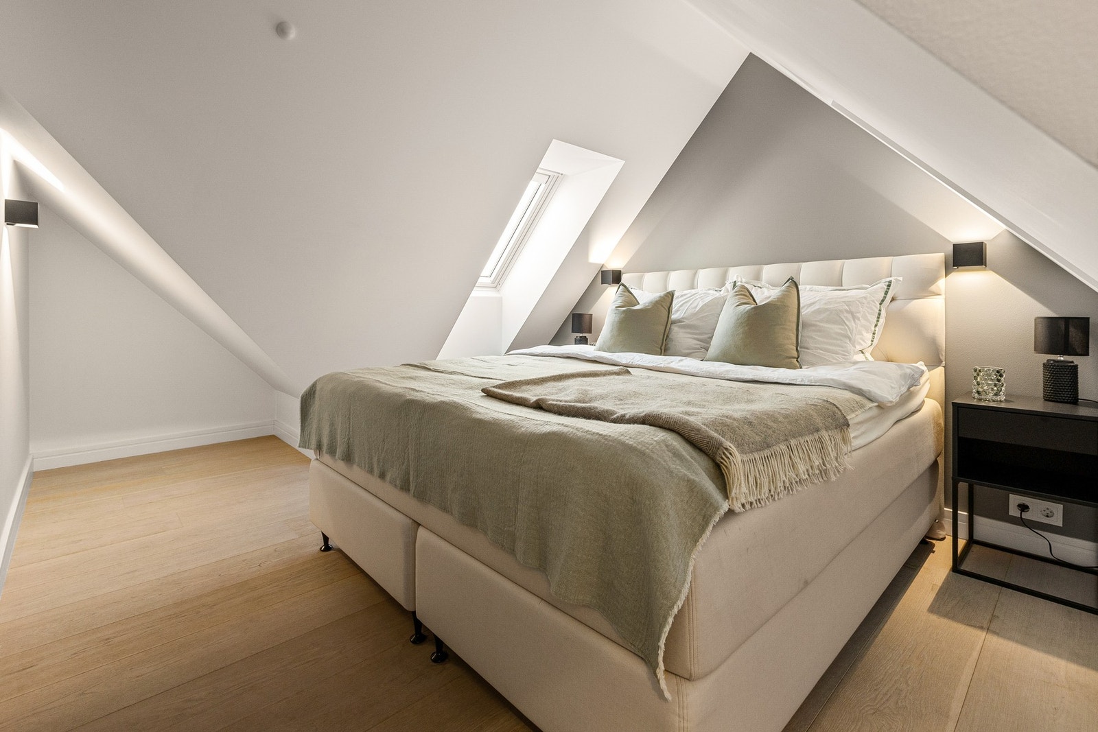 Rikelig lysinnslipp fra stilfulle skråtaksvinduer, samt god plass til både nattbord og garderobe. Galleribilde