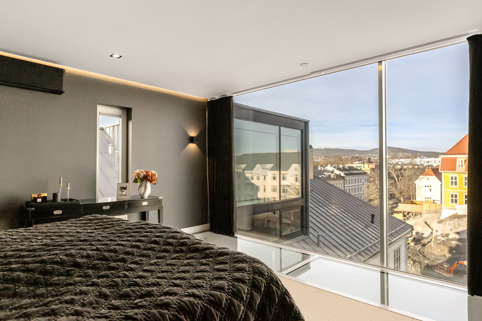 Rommet tilbyr rikelig plass til seng i ønsket størrelse, med generøs nattbordsplass på begge sider for optimal komfort og funksjonalitet. Galleribilde