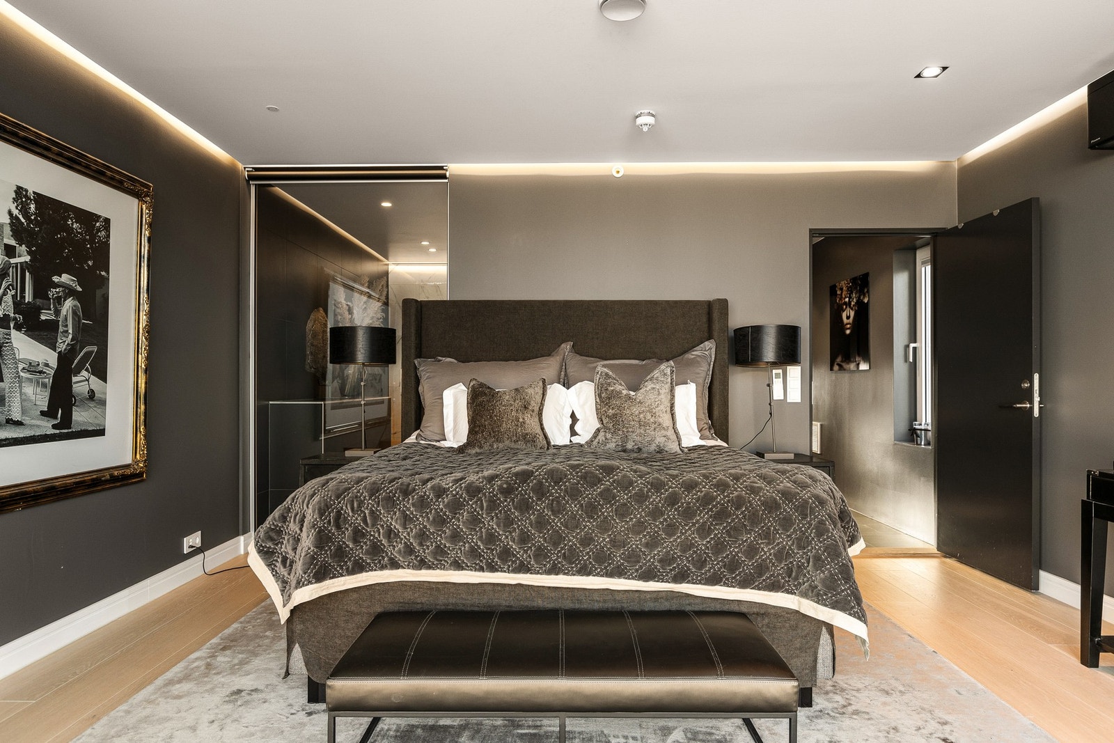 Fra hovedsoverommet har man adkomst til leilighetens hovedbad. Galleribilde