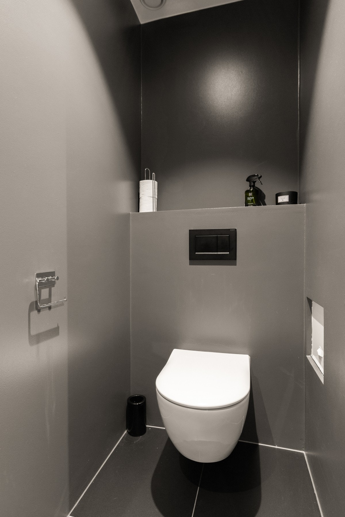 Separat toalettrom er fra ombyggingsåret med flislagt gulv, gulvvarme, malte vegger, vegghengt toalett. Galleribilde