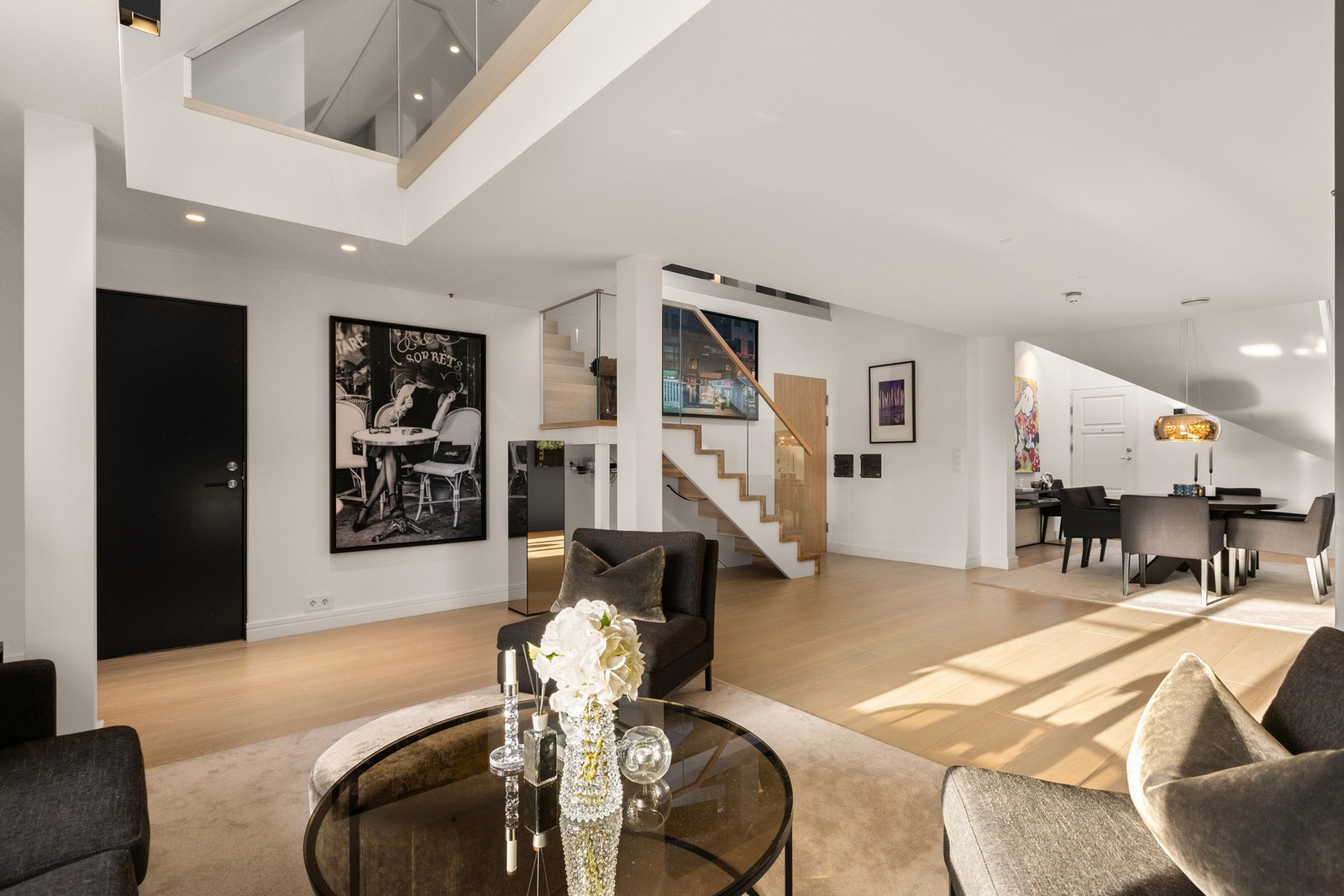 Leiligheten har svært god standard med ekslusive materialvalg og løsninger. Galleribilde