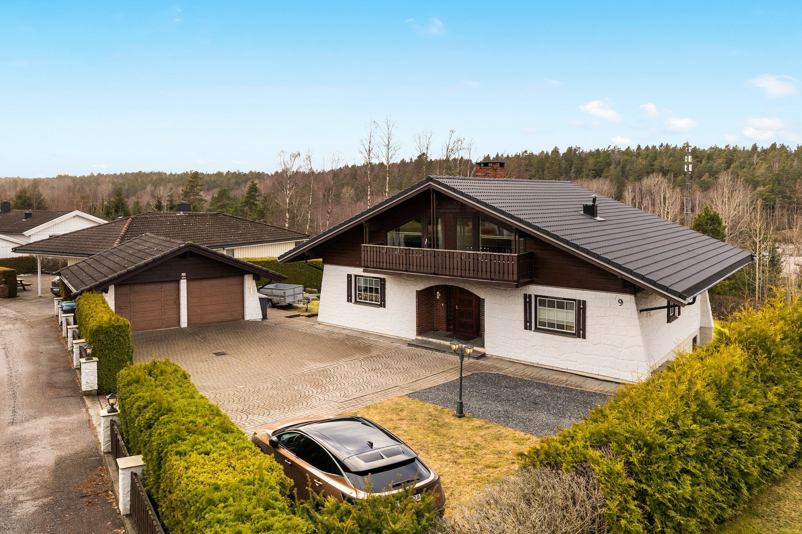 Parkering i dobbelgarasje. Galleribilde