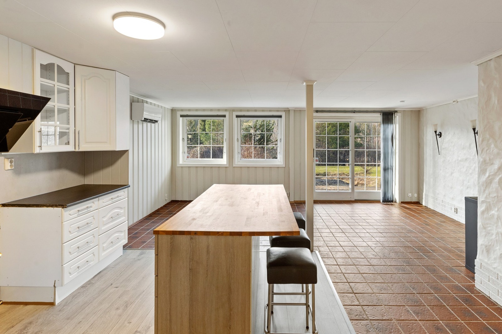 Kjøkkenet ligger i åpen løsning. Det er ikke søkt bruksendring på underetasjen. Galleribilde