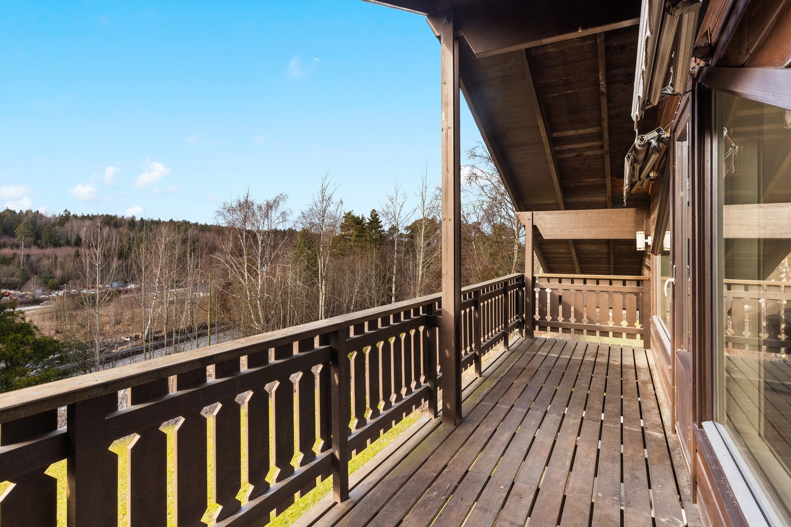 Boligen går over tre plan, har en svært innholdsrik planløsning og holder en normal standard. Galleribilde