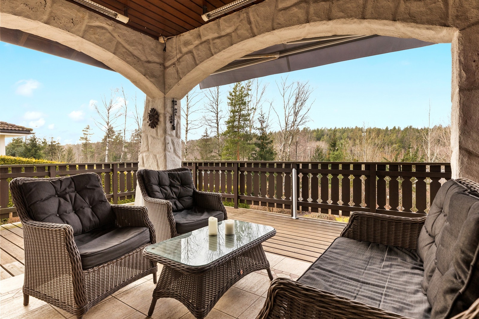 Tyrollerhus er kjent for sine mange balkonger, terrasser og brede takutspring, som beskytter fasaden mot vær og vind, samt gir skygge om sommeren. Galleribilde