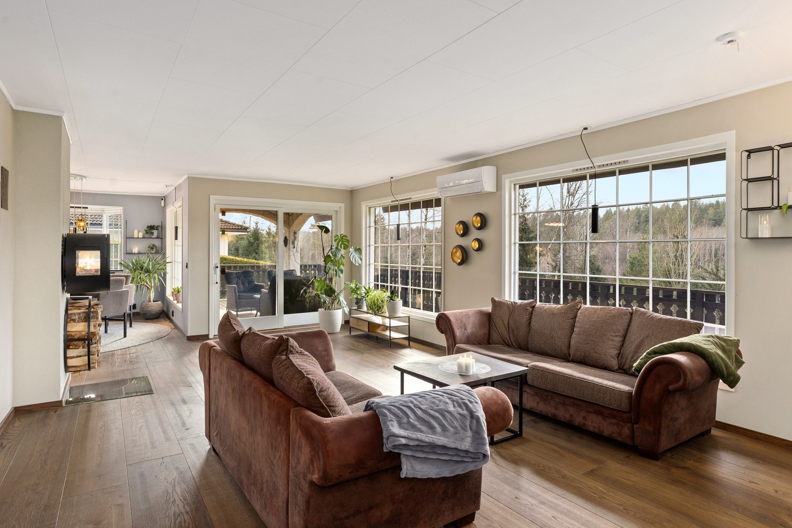 Stuen og spisestuen blir boligens selvsagte samlingspunkt med store vindusflater, pent parkettgulv og tilknytning til både kjøkkenet og utgang til terrasse. Galleribilde