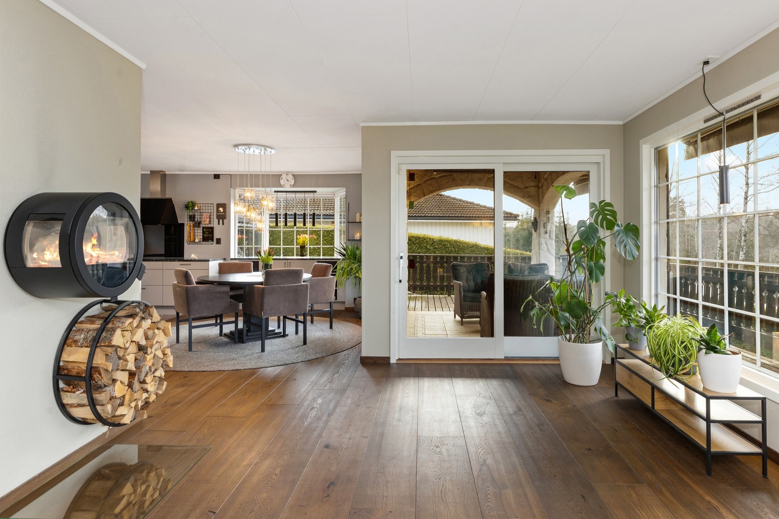 På veggen, sentralt i rommet er det montert en peis. Galleribilde