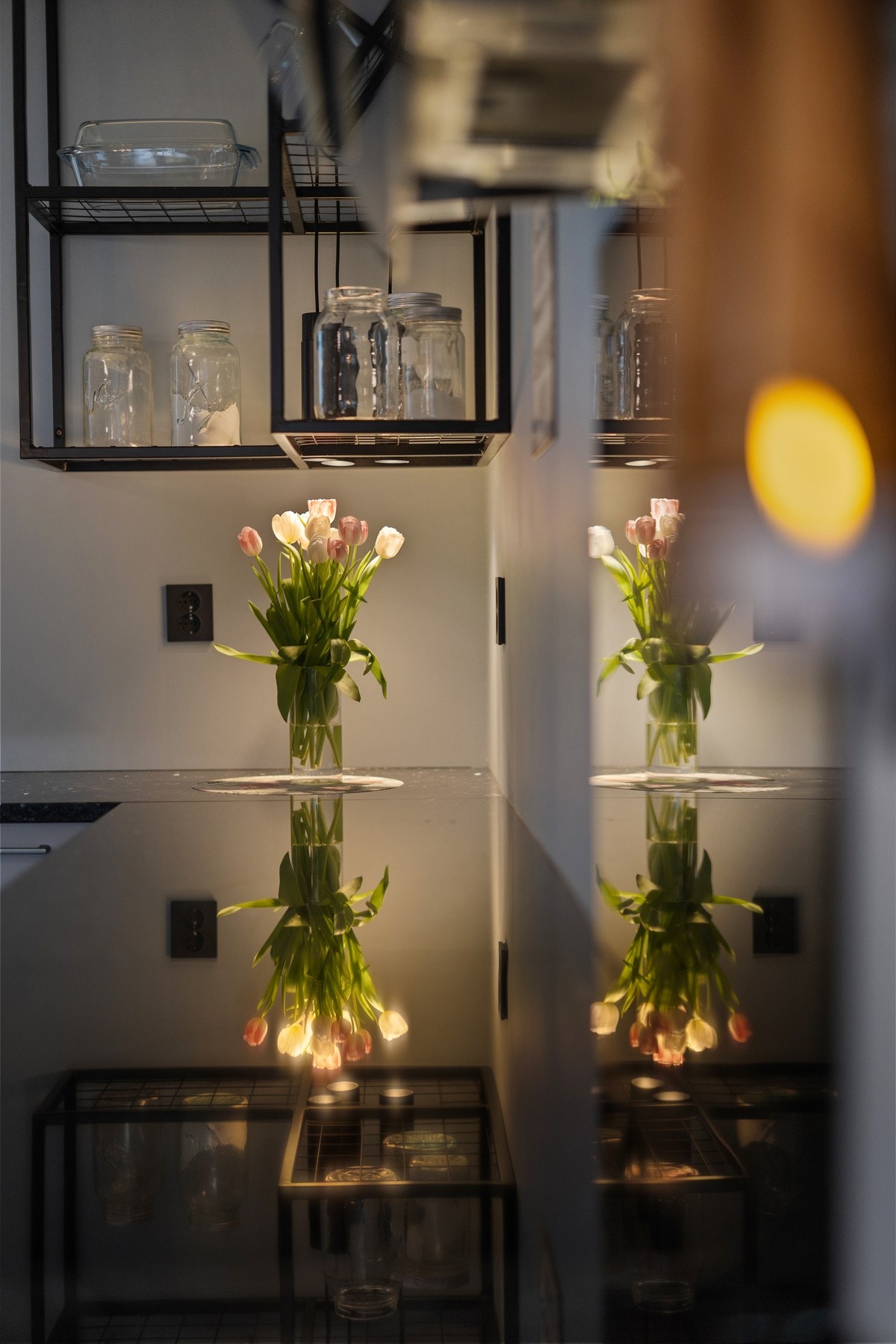 Rommet er utstyrt med integrerte hvitevarer, inkludert komfyr og kombi mikroovn/komfyr, begge plassert i praktisk arbeidshøyde, oppvaskmaskin og en stor induksjonstopp. Det er frittstående kjøl/frys. Galleribilde