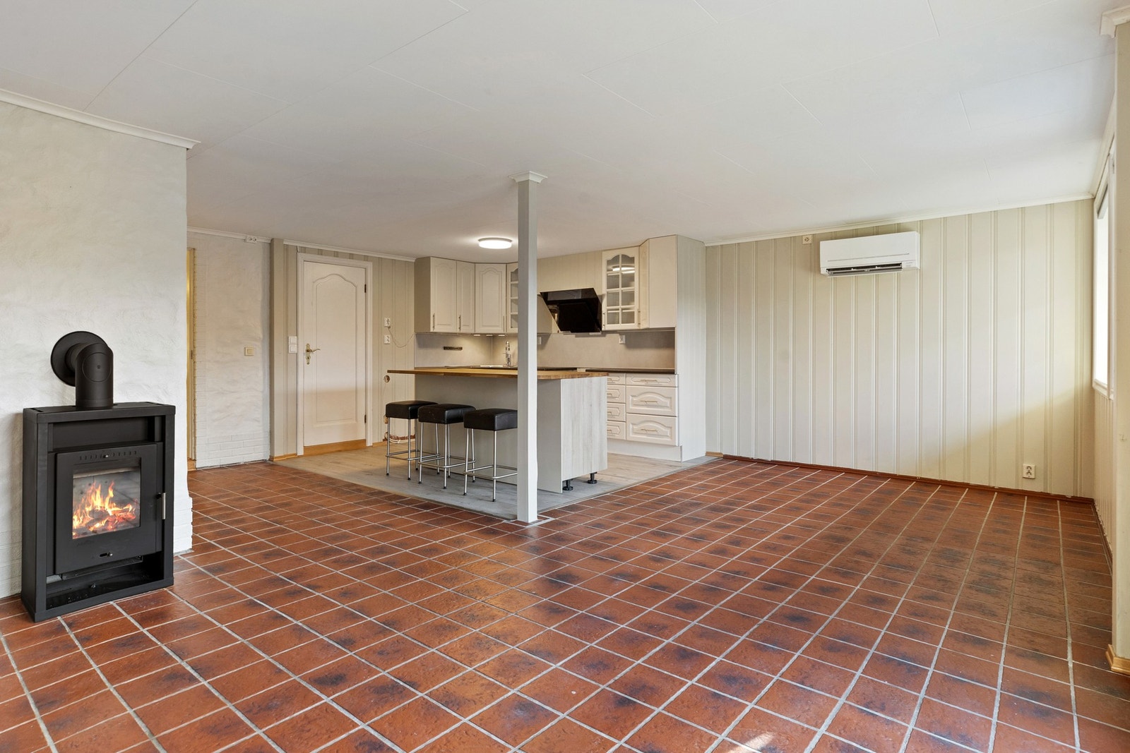 Underetasje. Romslig stue med god plass til både sittegrupper og spisegrupper. Det er ikke søkt bruksendring på underetasjen. Galleribilde