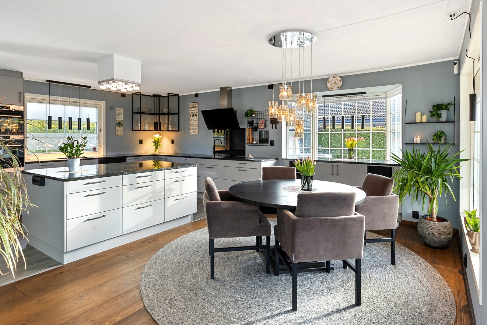 En kjøkkenøy fungerer utmerket som romdeler og markerer en naturlig avslutning på kjøkkenet. Kjøkkenøya har flere funksjoner - den gir en stor, firkantet benkeplate som også kan brukes som bord, perfekt for å samles rundt. Galleribilde