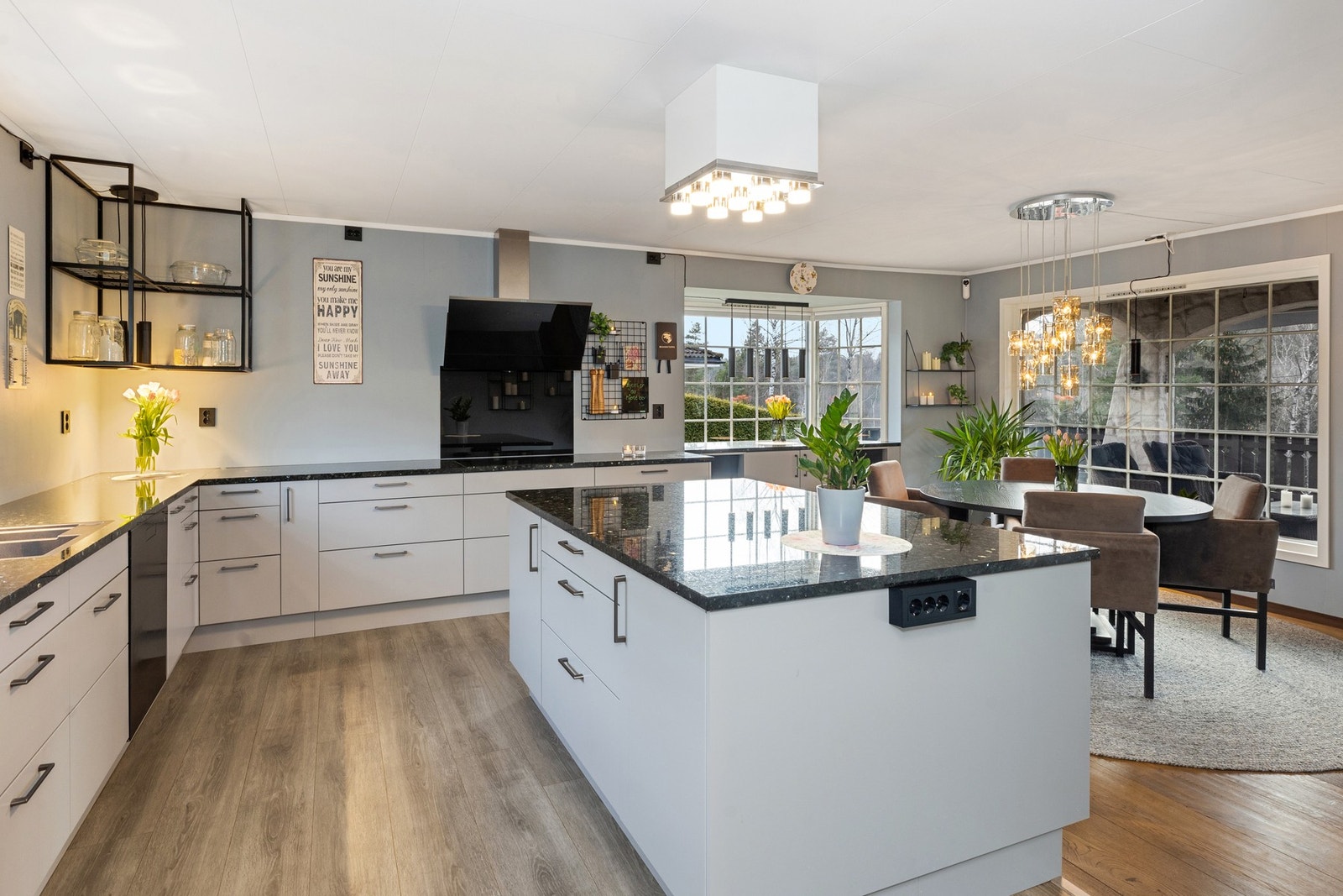 Familiens dagligliv er organisert i hovedetasjen, hvor man finner en stor, åpen stue- og kjøkkenløsning, samt bad, toalett og ett soverom. Galleribilde