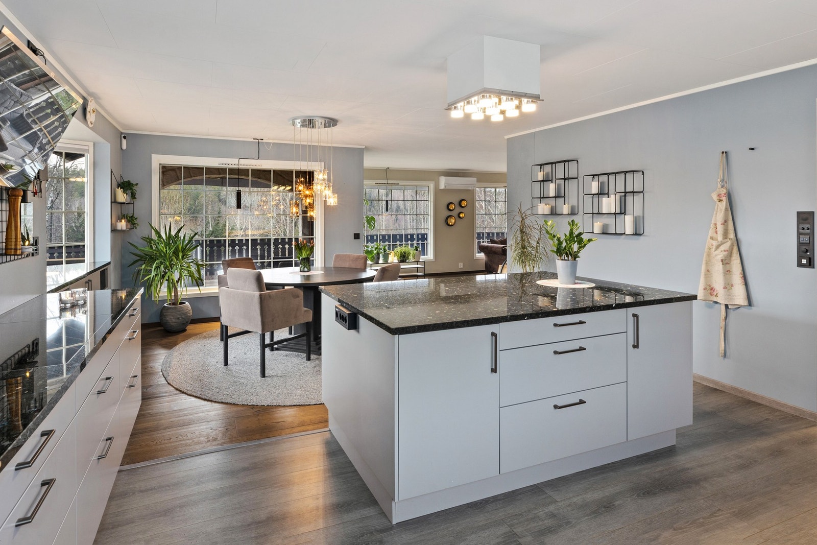 Kjøkkenet er en integrert del av oppholdsrommet. Innredningen er montert på en praktisk måte som gir en effektiv arbeidsflyt. Galleribilde