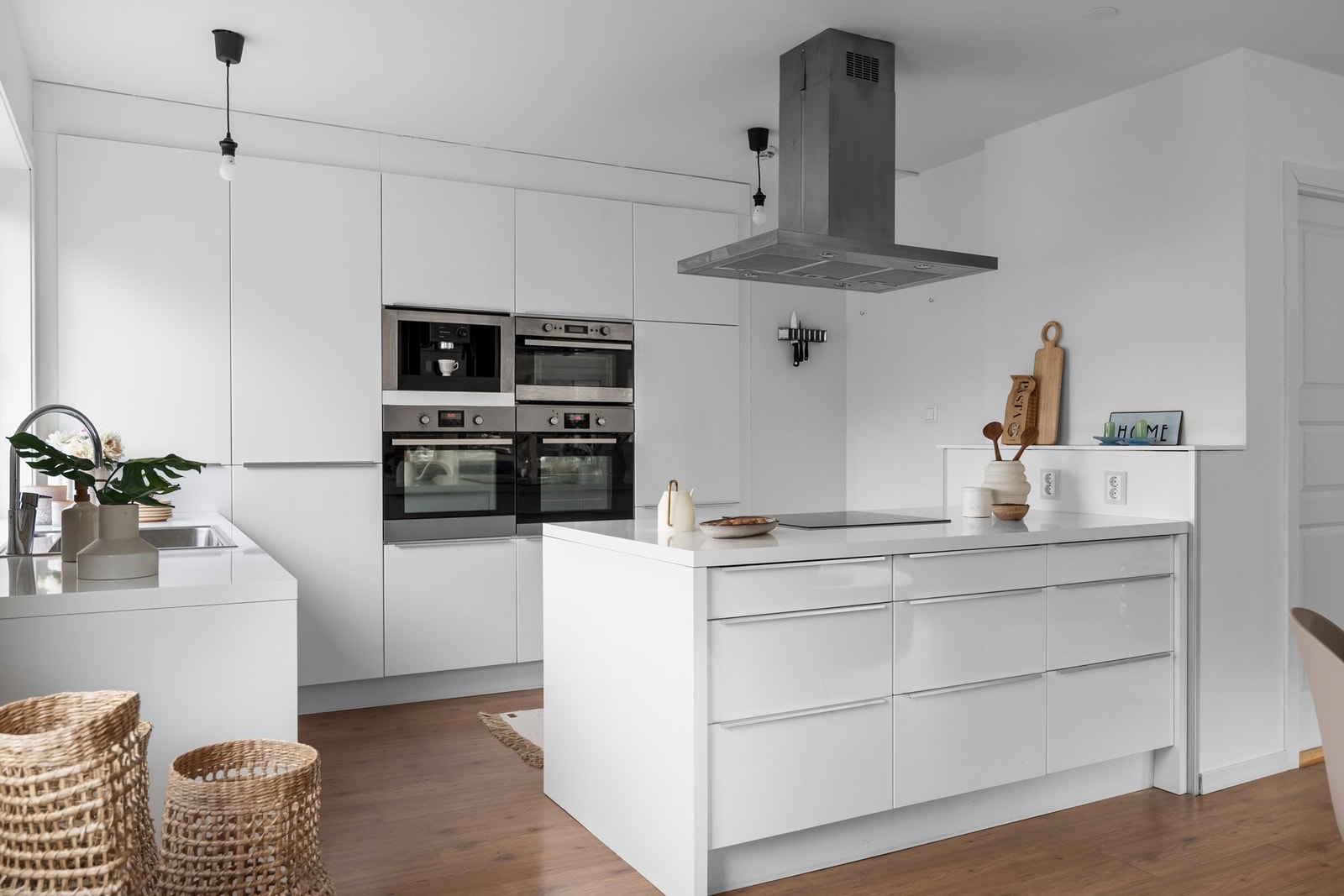 - Lekker åpen kjøkken løsning med tidløs innredning - Galleribilde