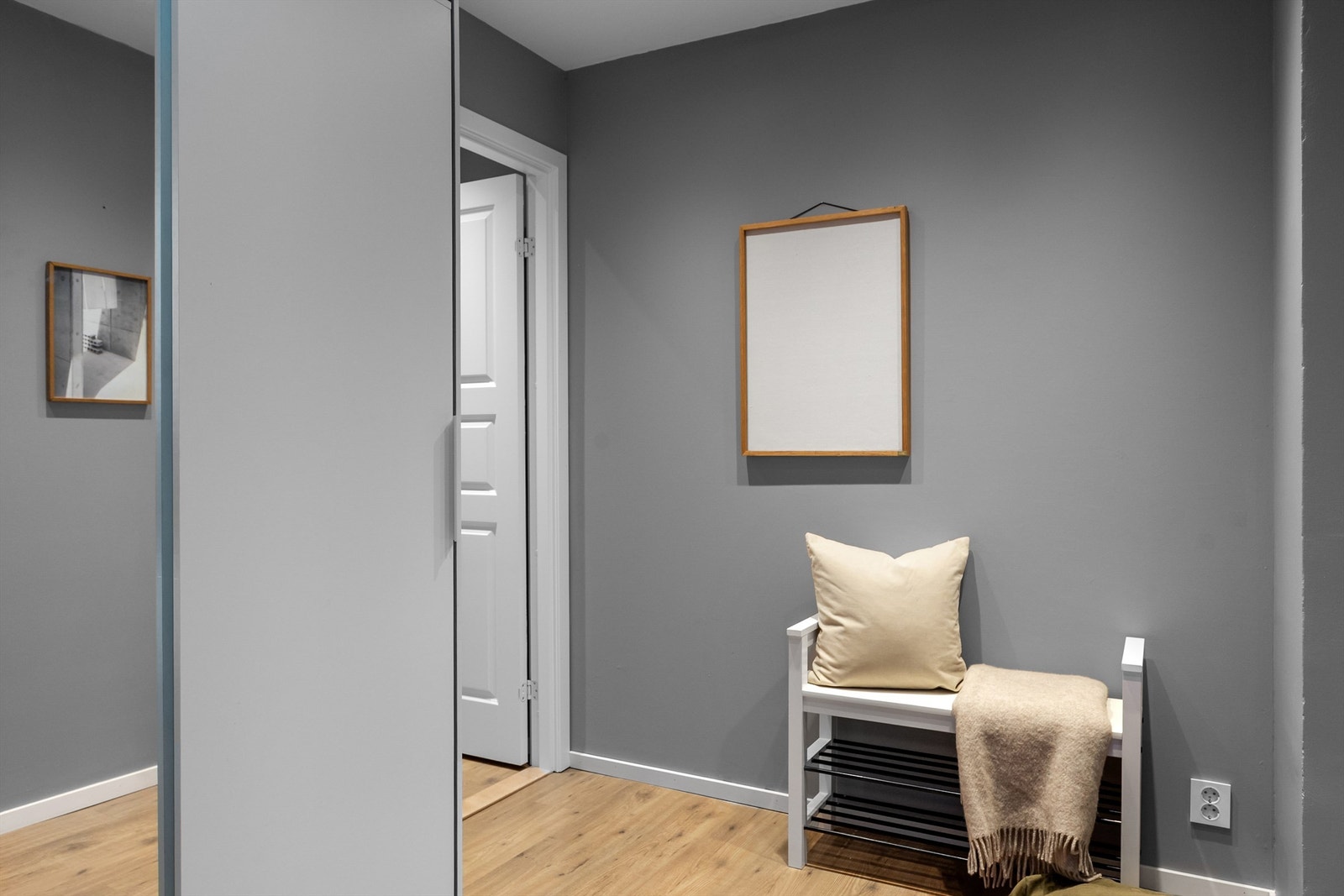 - Det første som møter deg over dørstokken er en romslig entré - Galleribilde