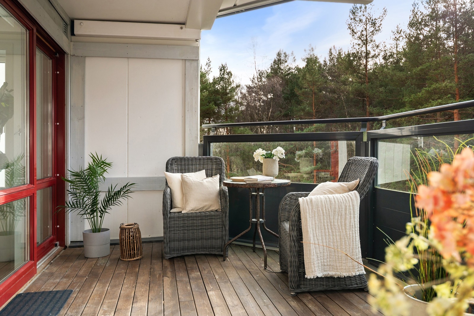- Balkongen er på ca. 16 kvm og er praktisk overbygd slik at man sitter litt skjermet til - Galleribilde