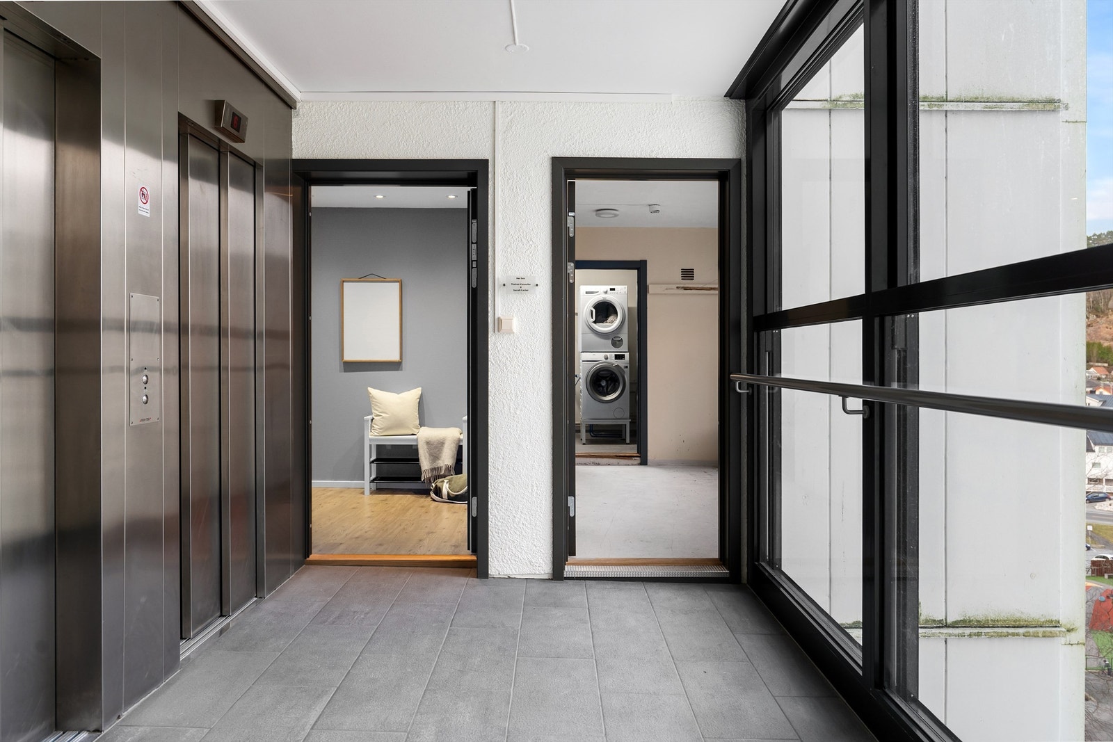 - Nylig ble mellomgangene oppgradert noe som gir et moderne første inntrykk. Like ved inngang til leiligheten har du tilkomst til felles tørkerom og vaskerom. Heis i bygg - Galleribilde