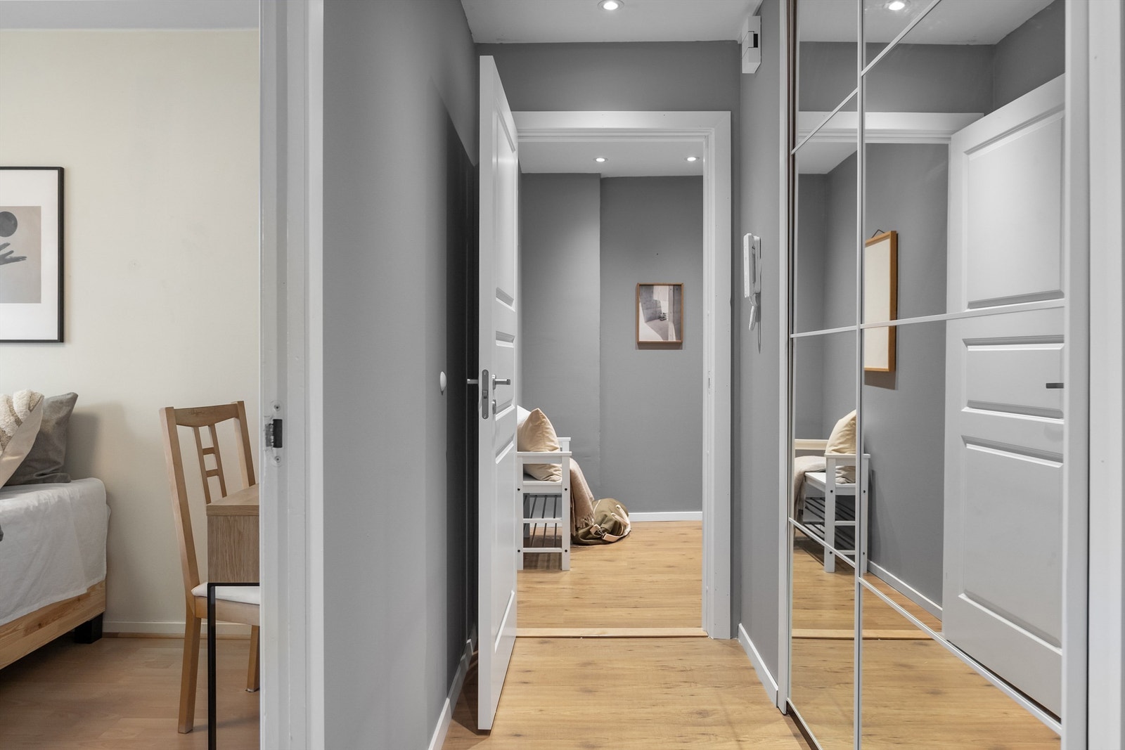 - Romslig garderobe/innvendig bod bak speilfronter i gang - Galleribilde