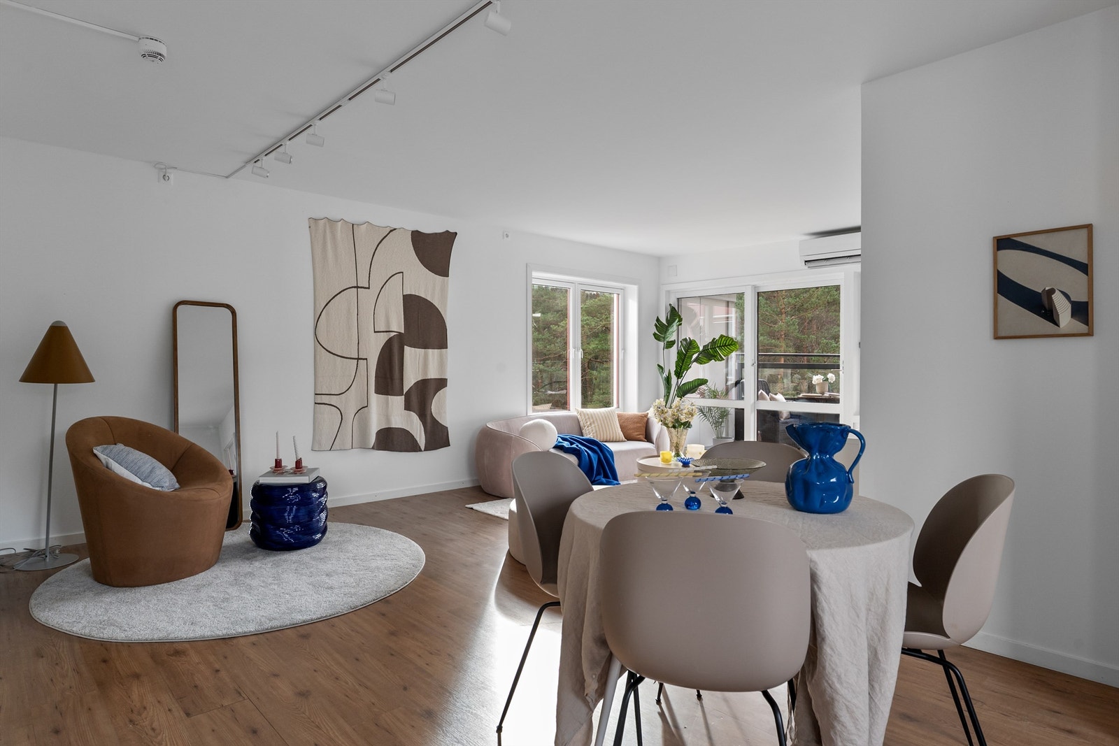 - Stuen er av meget god størrelse med plass til flere soner å innrede - Galleribilde