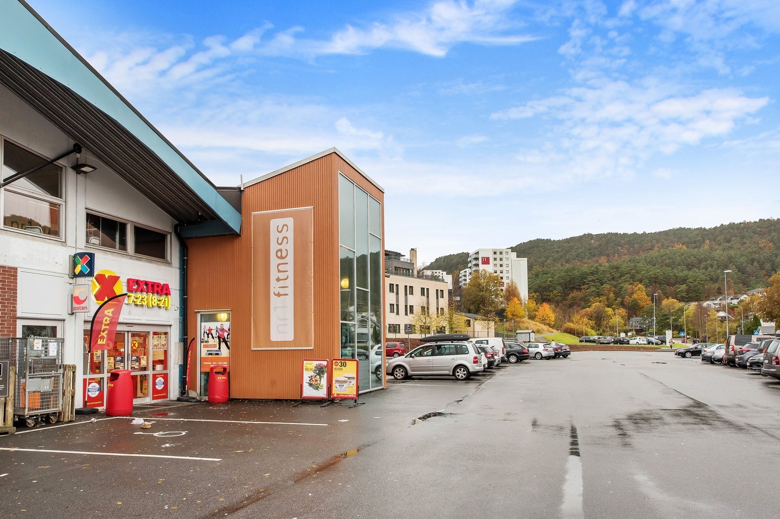 - Få minutters gange fra boligen finner du Coop Extra og (nå) Mova treningssenter - Galleribilde